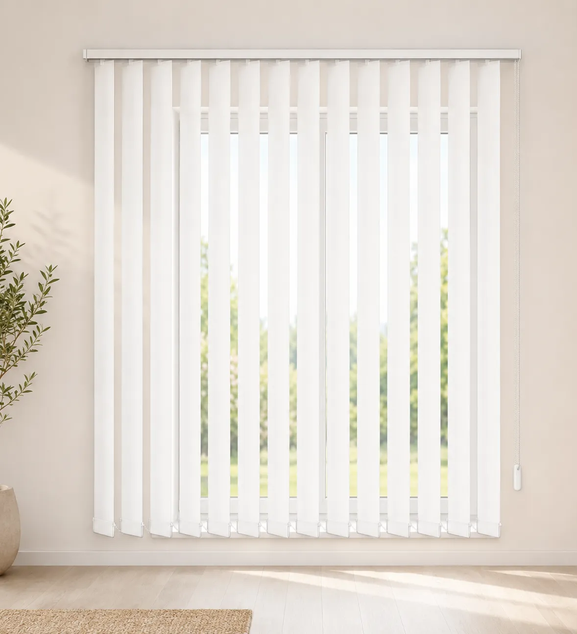 Cortinas verticales a medida instaladas junto a un ventanal