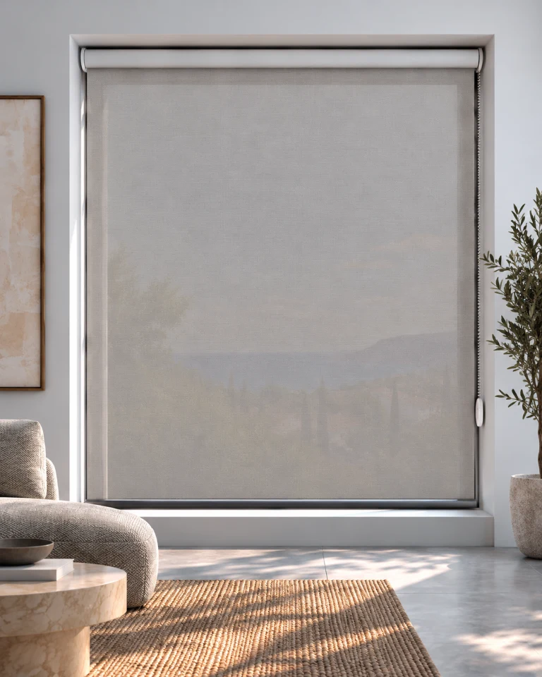 Salón con estor Screen 1% bajado: el exterior se intuye de forma tenue