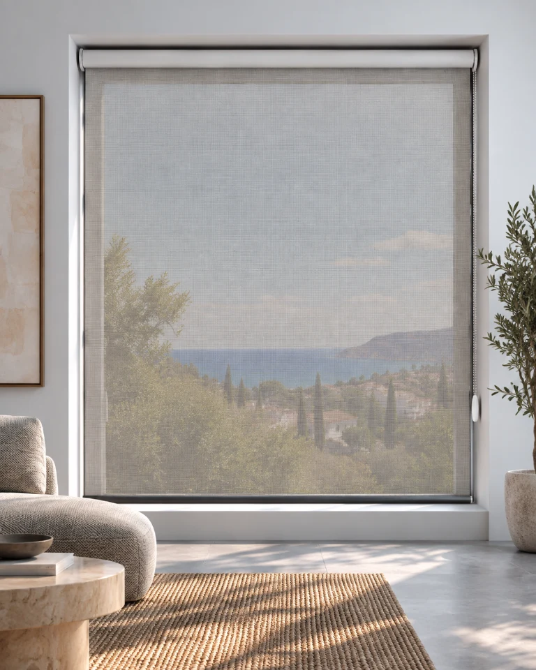 El mismo salón con un estor Screen 5% bajado: equilibrio entre luz y visión exterior