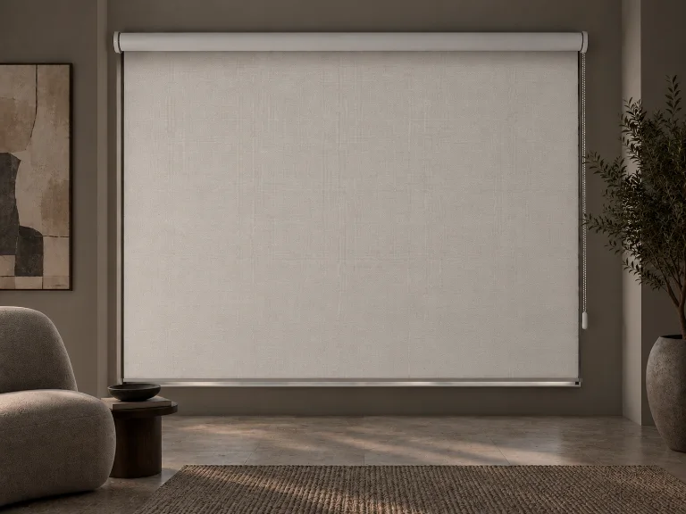 El mismo salón con un estor opaco bajado: la luz exterior queda bloqueada