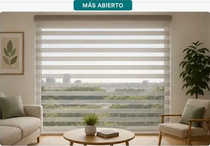 Salón con estor Noche y día en posición más abierta, franjas transparentes coincidiendo, más luz y visión exterior